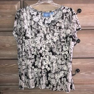 Black and white flower tee.